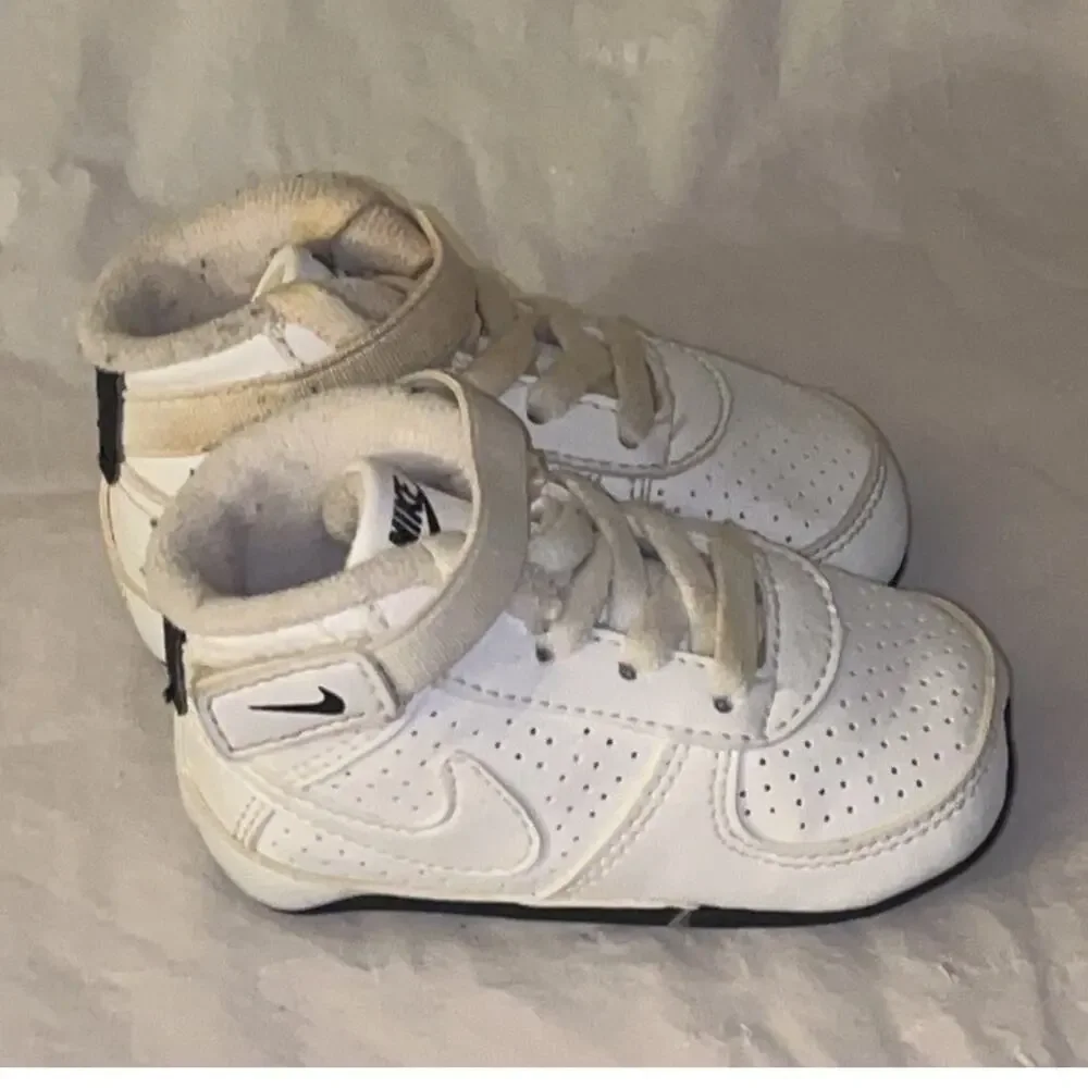 Nike Force 1 Crib (CB) Baby Shoes Size 2C & White Beanie Hat Infant Set